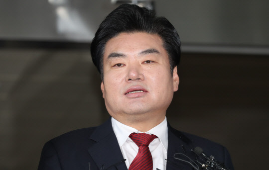 원유철 1심서 '알선수재 등' 징역 10월…확정시 의원직 상실      (서울=연합뉴스) 류효림 기자 = 뇌물수수 혐의 등으로 1심에서 징역 10월에 벌금 90만원을 선고받은 자유한국당 원유철 의원이 14일 오전 서울 양천구 남부지법을 나서며 취재진 질문에 답하고 있다. 2020.1.14      ryousanta@yna.co.kr  (끝)